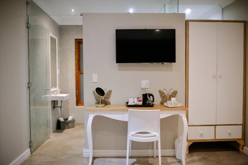 Televisyen dan/atau pusat hiburan di Two Fat Owls Guesthouse
