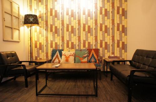 Sala de estar con 2 sofás y mesa en in墾丁, en Kenting