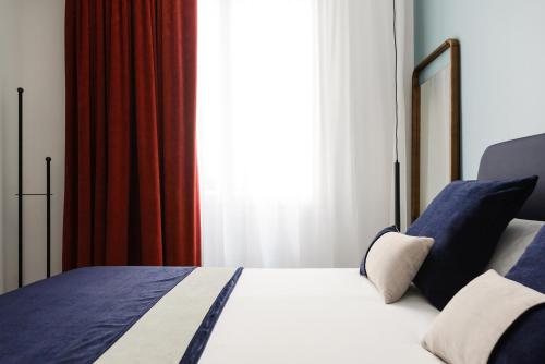Una cama o camas en una habitación de Smartrental Collection Gran Vía Centric