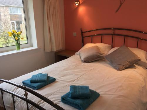 Ένα ή περισσότερα κρεβάτια σε δωμάτιο στο Newquay Villa 127