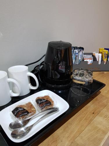 Kemudahan buat kopi dan teh di Two Fat Owls Guesthouse