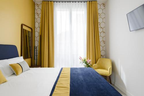 Una cama o camas en una habitación de Smartrental Collection Gran Vía Centric