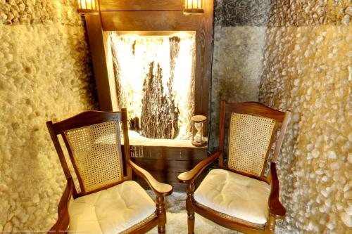 two chairs sitting in front of a mirror at Agriturismo Cascina Madonnina in Pregnana Milanese