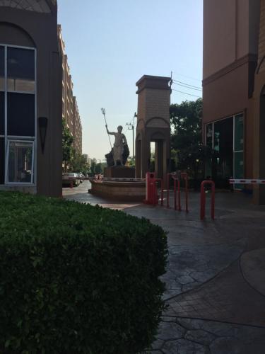 a statue in the middle of a street with a building at Jomtien Second Rd Апартаменты Atlantis in Jomtien Beach