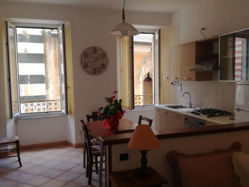 a kitchen with a counter and a table with chairs at a casa di renata in Monterosso al Mare