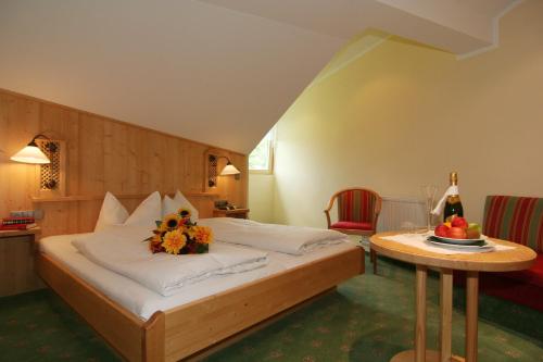 Postel nebo postele na pokoji v ubytování Hotel Bergheimat