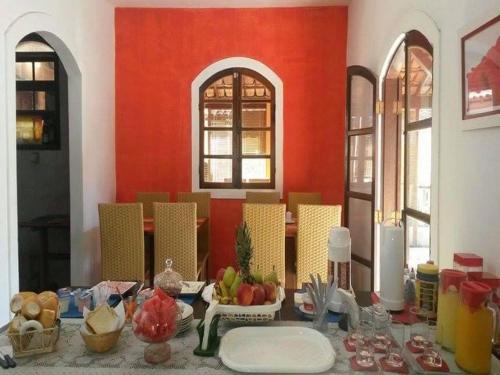 una sala da pranzo con un tavolo con del cibo sopra di Maison Aires Malcher a Maricá