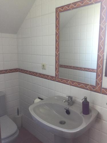 Ένα μπάνιο στο APARTAMENTOS RURALES AZABACHE