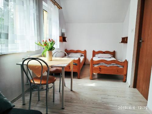 una camera con tavolo, sedie e letto di Noclegi U Dudów a Berezka