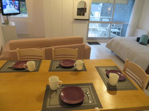 un salon avec une table et un canapé dans l'établissement Le STUDIO 