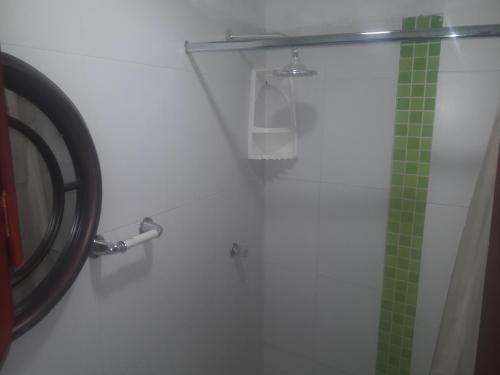 a bathroom with a mirror and a shower at Estudio 1 Cerca PLAYA Y CENTRO HISTORICO in Santa Marta
