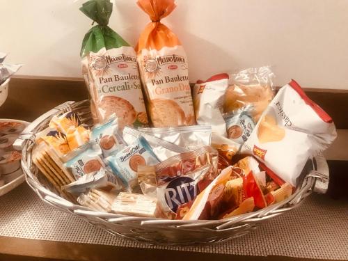 a basket filled with different types of snacks at B&B Corte sul Naviglio CIN I T 0 1 5 0 7 0 C 1 3 X U I L Q C V in Cernusco sul Naviglio