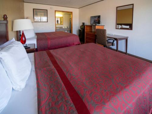 Katil atau katil-katil dalam bilik di Days Inn by Wyndham Clinton