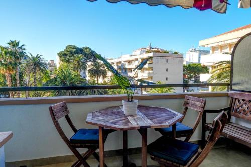 Una mesa y sillas en un balcón con vista. en Clarimar Apartment by Hello Homes Sitges, en Sitges