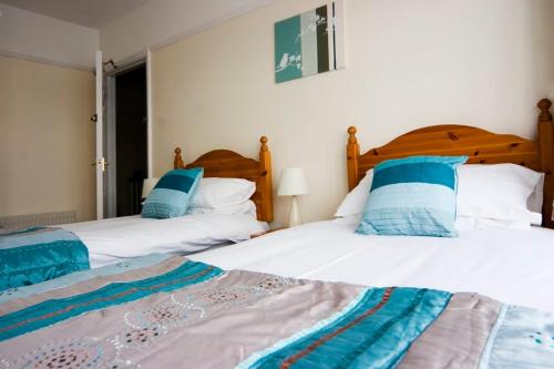 two beds sitting next to each other in a bedroom at Green Haven Guest House in Stratford-upon-Avon