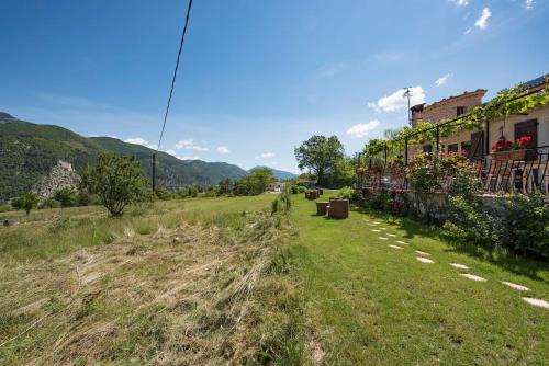 a field of grass with a house and some plants at Appartement Clôt de Félines in Entrevaux