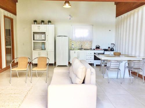 cocina con sofá, mesa y nevera en CASA 100 MTS DA PRAIA!, en Florianópolis