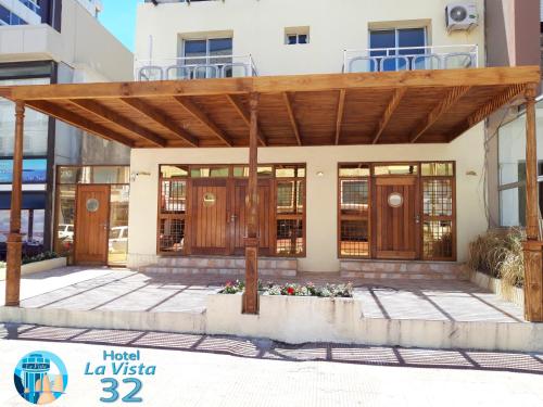 De façade/entree van Hotel La Vista 32