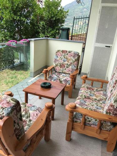 Χώρος καθιστικού στο Apartment with garden and terrace beautiful lake view