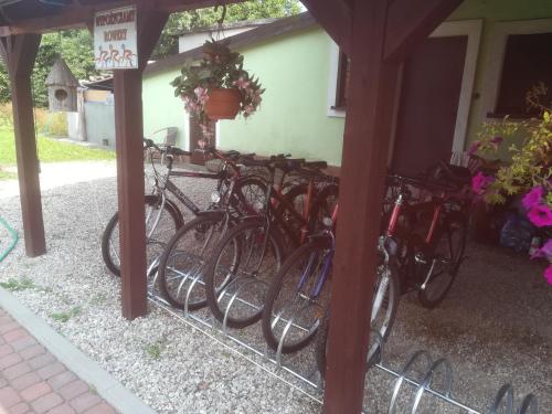 grupa rowerów zaparkowanych obok budynku w obiekcie Pokoje Gościnne Ewa Nowicka we Fromborku