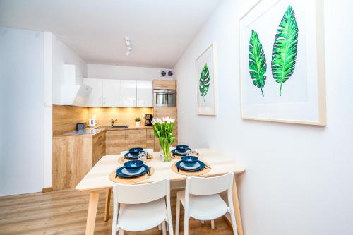 a kitchen and dining room with a table and chairs at Przystań Koło Brzegu in Kołobrzeg