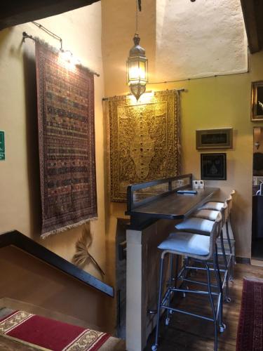 un bar en un restaurante con taburetes en Pazo de Laia en Palas de Rei 