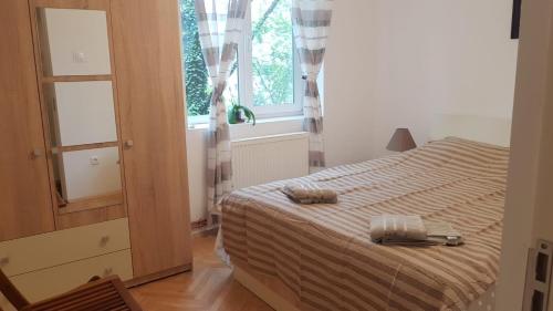 Eden Apartament في بوخارست: غرفة نوم عليها سرير وفوط