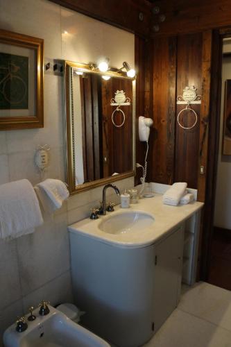 een badkamer met een wastafel, een spiegel en een bad bij B&B Villa Sbaraglia in Alatri