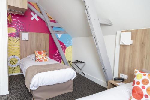 a room with two beds and a climbing wall at Logis Hôtel Chaptal, Amboise in Amboise