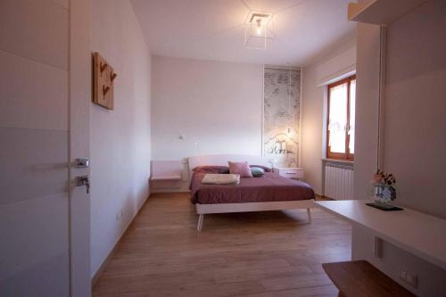een kleine slaapkamer met een bed en een raam bij La Camelia Bianca B&B in Lerici