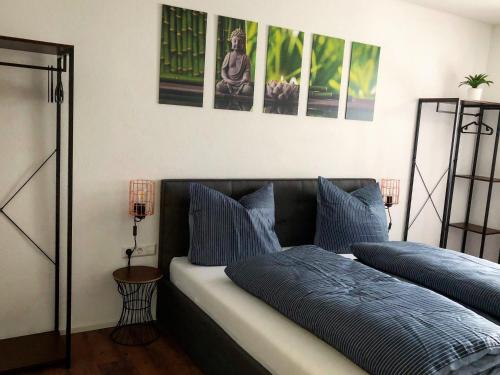 1 dormitorio con 2 camas y almohadas azules en Sweet Park Appartements, en Rheinhausen