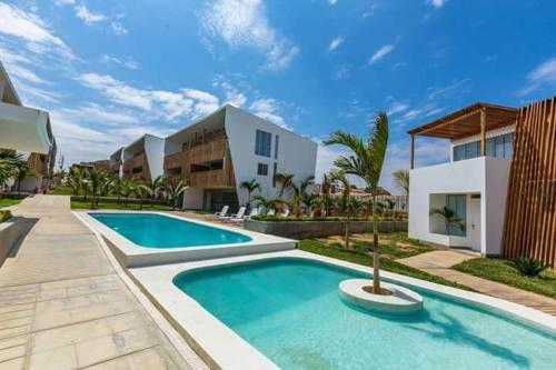 una piscina frente a una casa en Las palmeras de bocapan, en Tumbes