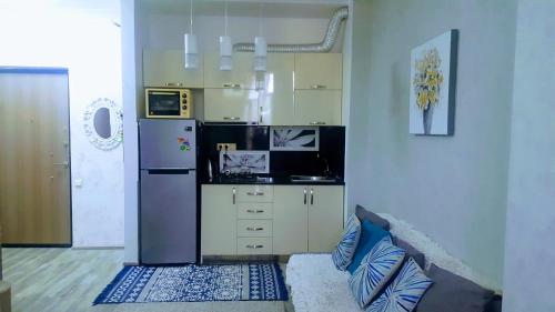 una cocina con refrigerador y encimera en Here comes the sun, en Batumi