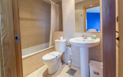 a bathroom with a toilet and a sink at LA POSADA DE HIGUERUELA in Higueruela