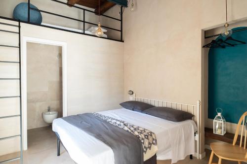 - une chambre avec un lit et un mur bleu dans l'établissement Civico 50, à Naples