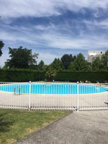 une clôture blanche autour d'une piscine dans l'établissement TOULOUSE premium appartement Parking Tramway Wifi Charmant, à Toulouse