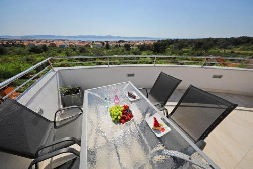 - une table en verre avec des fruits sur le balcon dans l'établissement Magic Blue Sky Apartment, à Zadar