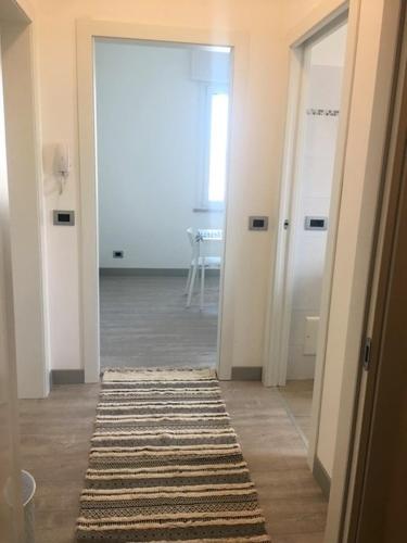 a hallway with a rug on the floor of a room at Green House in campagna in Melara