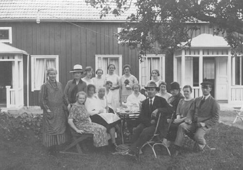 an old black and white photo of a group of people at Lundsbrunn B&B in Lundsbrunn