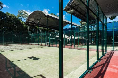 a tennis court with a net on top of it at Riande Aeropuerto Hotel Casino in Tocumen