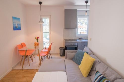 una sala de estar con un sofá y una mesa en Mary, en Omiš