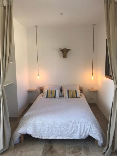 Un pat sau paturi într-o cameră la HomeStay Bormes