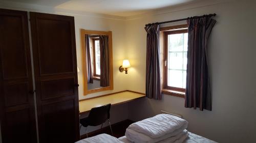 サレンにあるSälens Bed & Breakfast Apartmentsのベッドと窓が備わる小さな客室です。