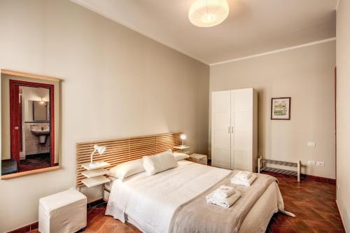 سرير أو أسرّة في غرفة في Appartamento Via del Monte della Farina