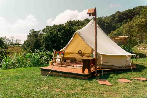 Příroda nedaleko luxury tent
