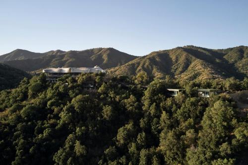 an aerial view of a house in the mountains at Vik Chile in San Vicente de Taguatagua