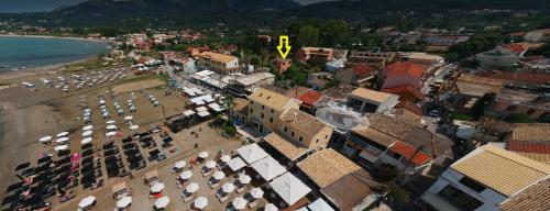 een uitzicht over een stad met een strand en gebouwen bij Pitsinis Apartments II in Roda