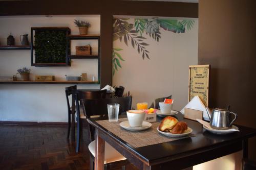Reštaurácia alebo iné gastronomické zariadenie v ubytovaní Hotel La Gran Manzana