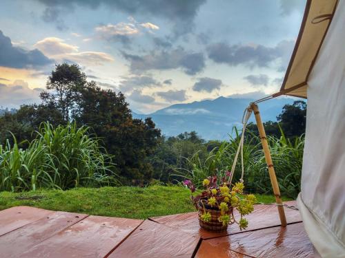 Nespecifikovaný výhled na hory nebo výhled na hory při pohledu z luxury tent