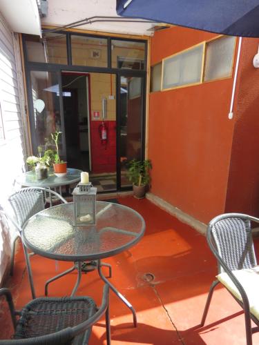 a patio with a table and chairs and a fire hydrant at Hostal Mirenart in Valparaíso